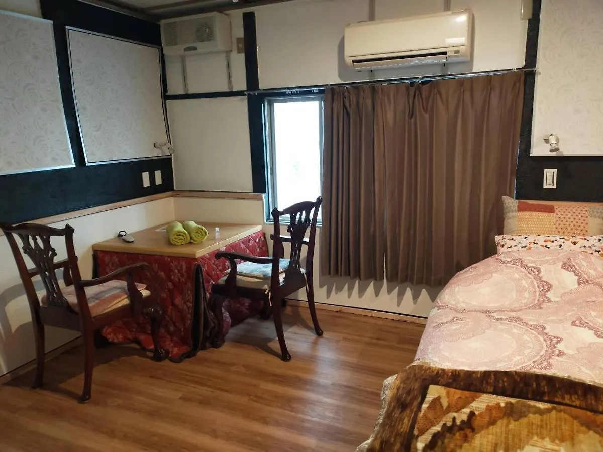 Guest House Neko Neko Toyonaka 0*,  Japan